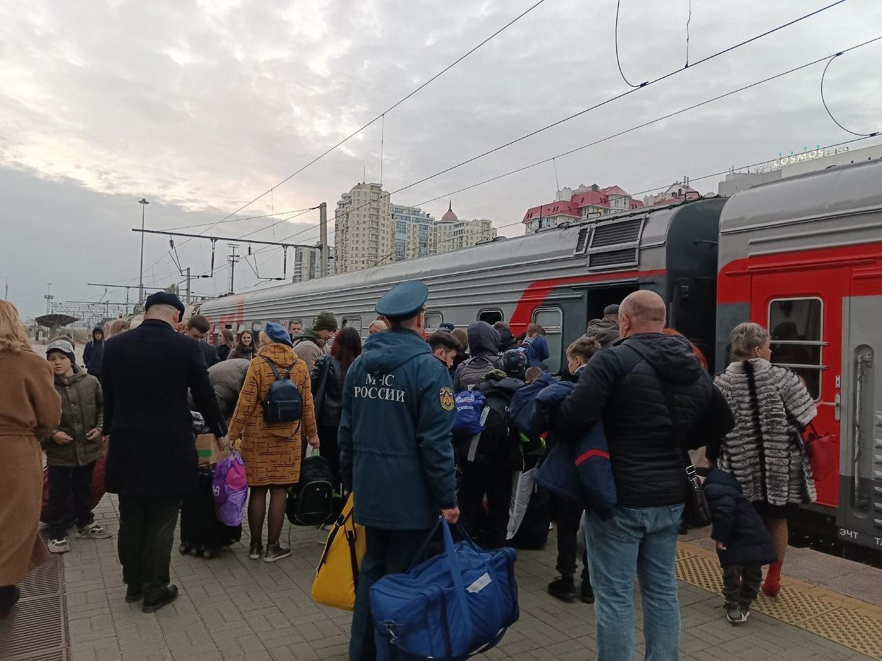 «Всё понравилось, но вот геометрия…»: в Волгограде проводили домой эвакуированных из Курской области школьников