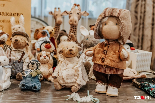 Смотрите, какая собралась компания: три зайчика, четыре мишки и любопытный кот | Источник: Илья Чикотин / 72.RU