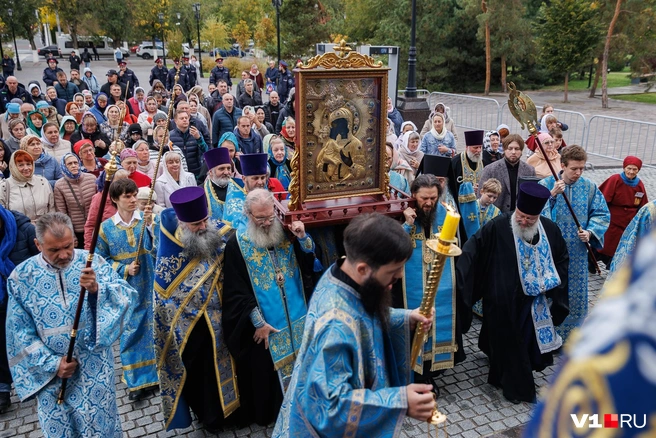 Под звон колоколов Феодоровскую икону внесли в Александро-Невский собор | Источник: Алексей Волхонский / V1.RU