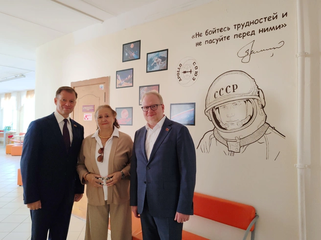 Дмитрий Малютин вместе с депутатом ПГД Антоном Мелюхиным и директором лицея Ириной Петровой  | Источник: Пермская городская дума