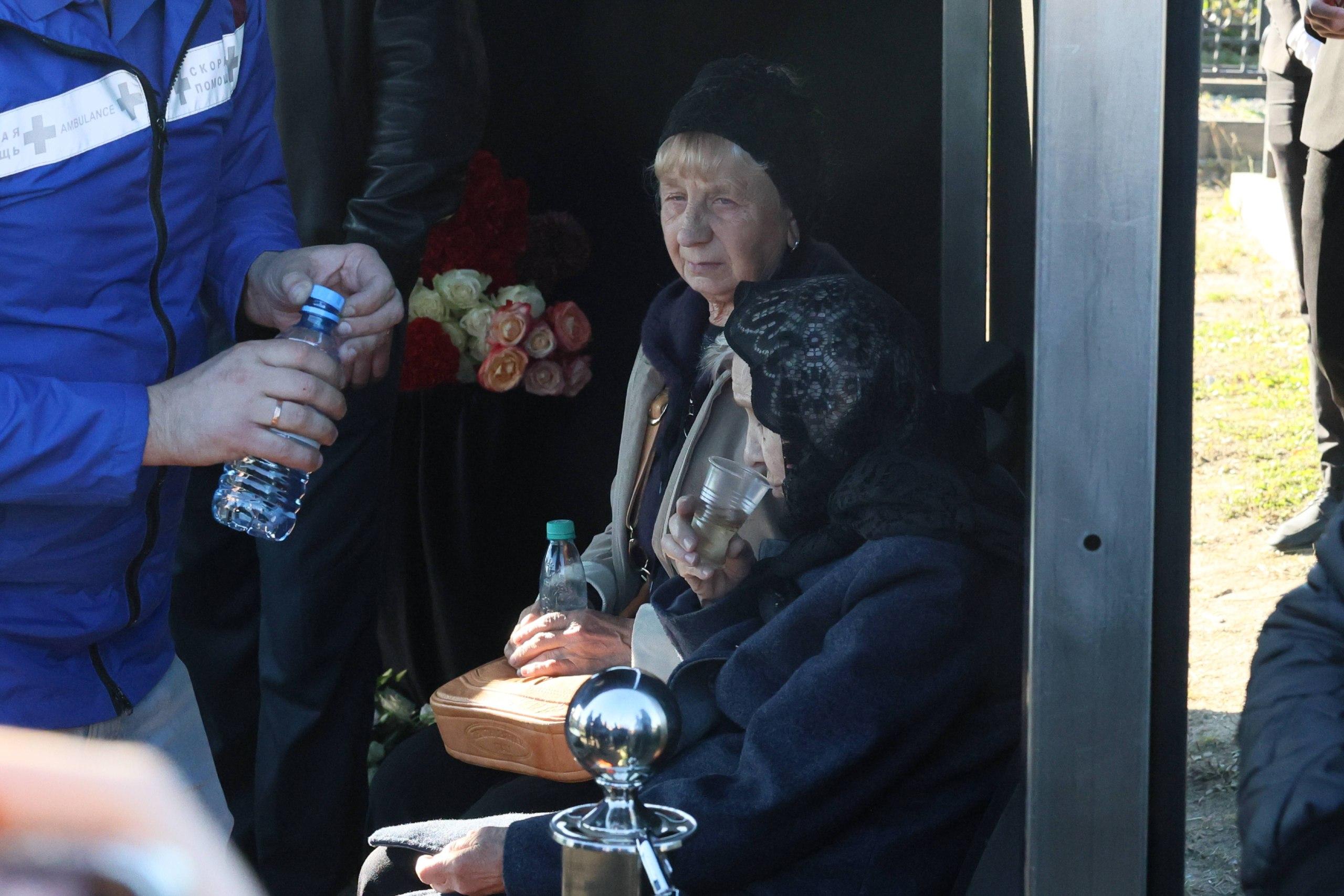 Потребовалась помощь врачей. 90-летней маме Сергея Соседова стало плохо во время похорон сына — вид…