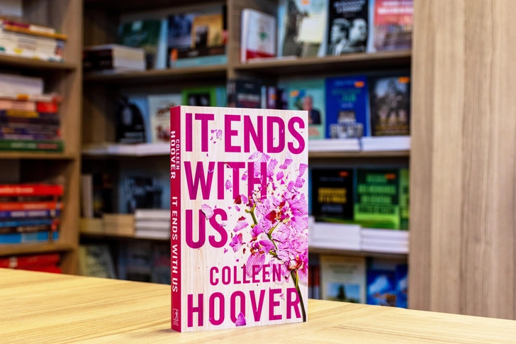 Звездная писательница Коллин Гувер сообщила о диагнозе рака: автор «Все закончится на нас» и «Тайный дневник Верити» проходит курс лучевой терапии | Источник: Hamdi Bendali