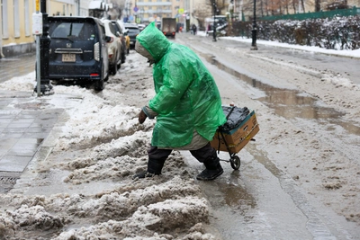 Пенсионерка в Находке ползает по снегу за продуктами