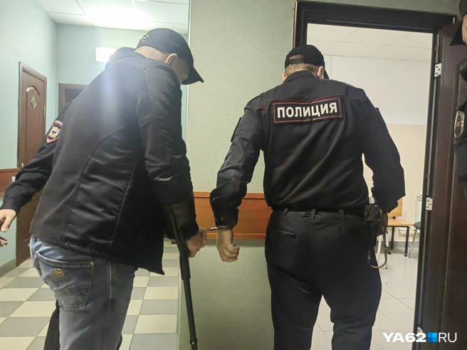 Исаев был снова на костылях, на первые заседания он приходил без них | Источник: Кристина Мельникова / YA62.RU