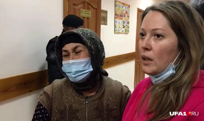 Мать погибших братьев (слева) не собирается прощать Гайнанова | Источник: Вероника Пиляева