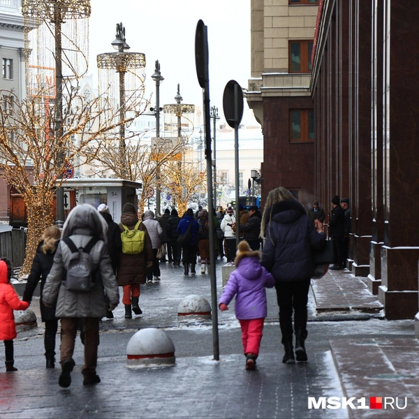 Для того чтобы попасть на Красную площадь, нужно обойти здание гостиницы | Источник: Татьяна Спиридонова / MSK1.RU