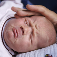 Срыгивание, синюшность, частый плач и другие тревожные признаки у новорожденного