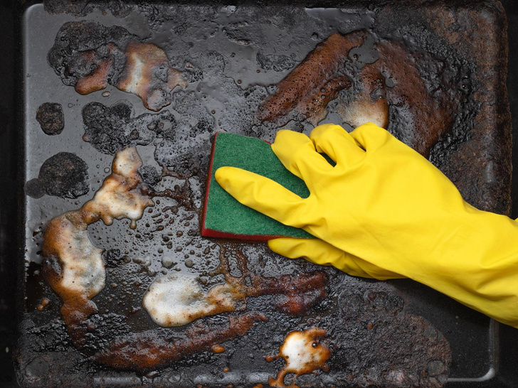 Рабочие методы: как отмыть противень от жира и пригоревшей еды — проверенные лайфхаки