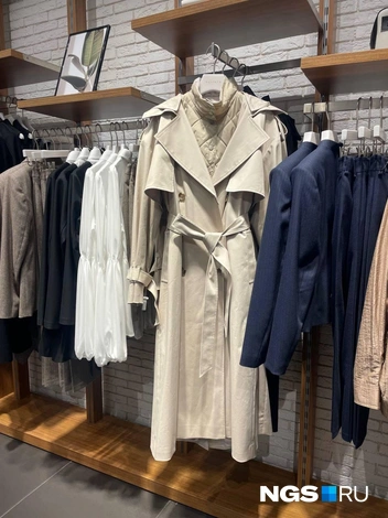 Тренч с хлопком&nbsp;— 31&nbsp;900 рублей | Источник: Алёна Золотухина / NGS.RU 