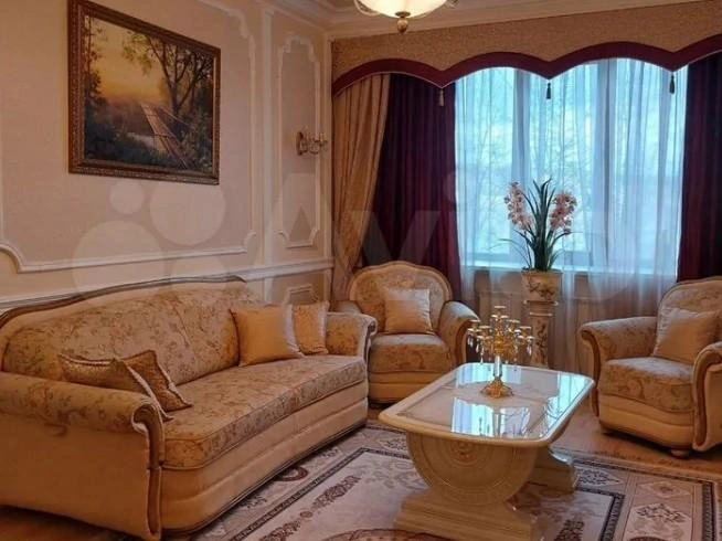 В подарок к «золотому жилью» идет парковочное место | Источник: «Авито»