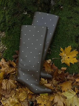 Polka dot остается с нами и этой зимой: где купить «теплый» горошек и как его стилизовать