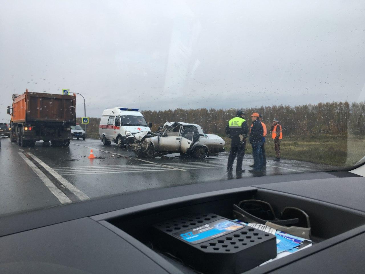 ВАЗ-2107 сошелся в жестком ДТП с грузовиком дорожных рабочих под  Новосибирском - 1 октября 2017 - НГС.ру