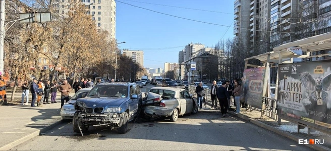 Авария перекрыла три полосы на улице Победы | Источник: читатель E1.RU