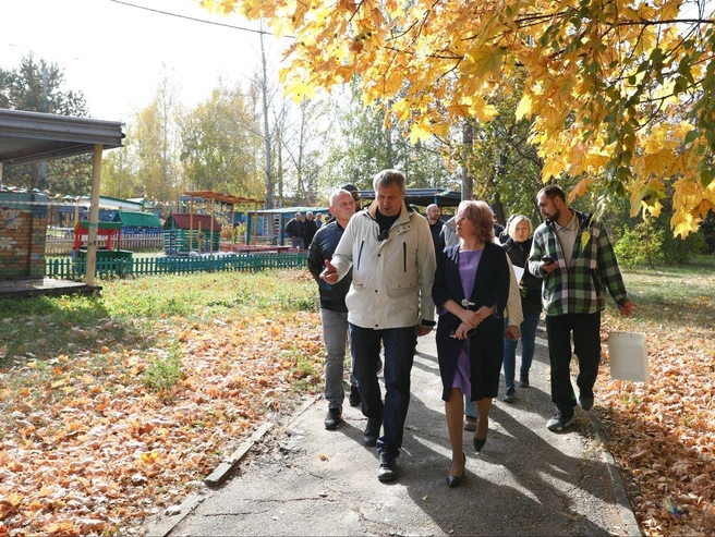 Мэр отметил, что педагоги в школе и детском саду делают всё, чтоб ребятам было интересно | Источник: пресс-служба администрации Самары
