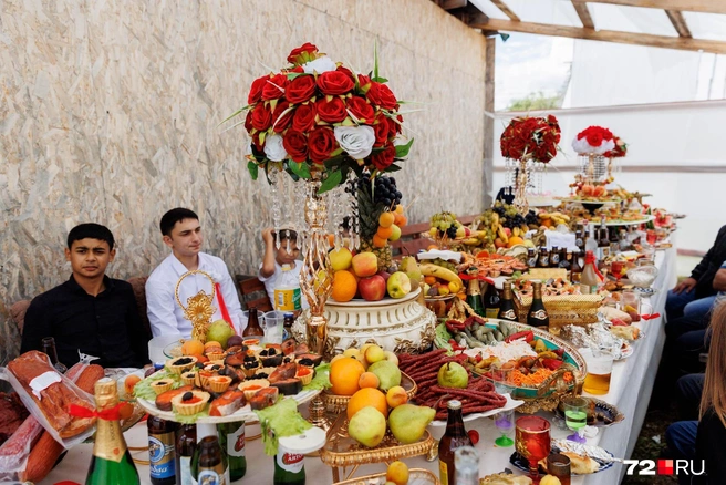 Несмотря на дефицит, свадебное застолье старались сделать пышным, и сегодня это тоже один из главных атрибутов праздника | Источник: Ирина Шарова / 72.RU
