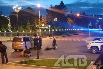 Двое на самокате попали под машину в Южно-Сахалинске