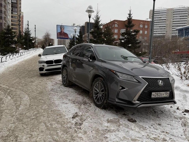 Парковка на тротуаре у «Ауры» происходит часто. Владелица автомобиля — Юлия Владимировна Д. 1975 года рождения. | Источник: читательница Любовь