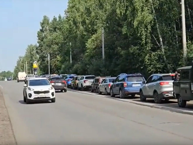 Автомобилисты рассказал, где очереди на АЗС в Ярославле превращаются в пробки | Источник: Илья Бесхлебный, Дороги Ярославля / Telegram