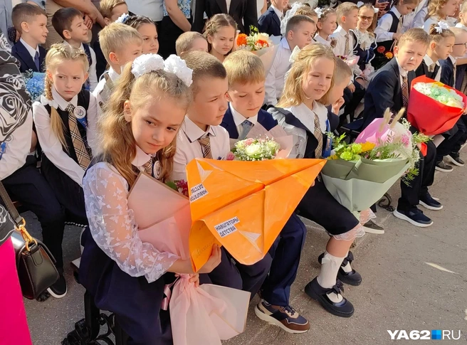Дети, которые только начали ходить в школу, ждут от нее новых друзей и хороших эмоций | Источник: Кристина Мельникова / YA62.RU