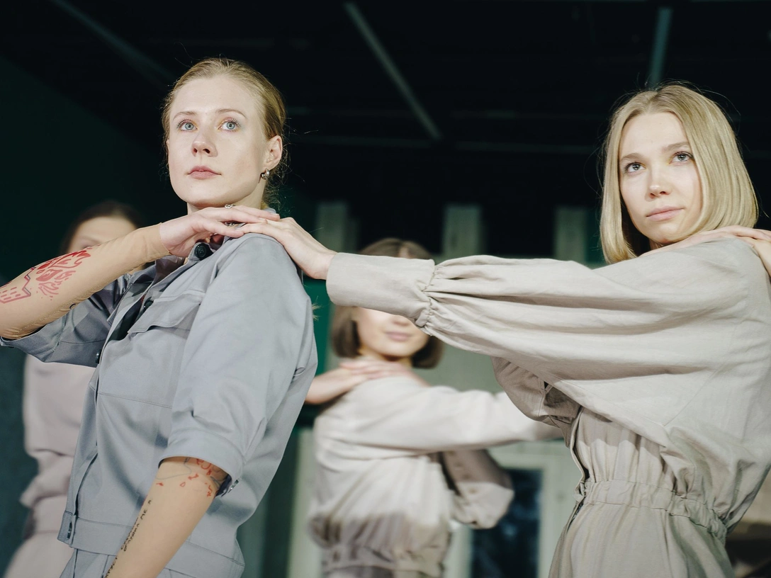 Премьера в театре «Практика»: почему спектакль «В кольцах» так актуален именно сегодня | marieclaire.ru