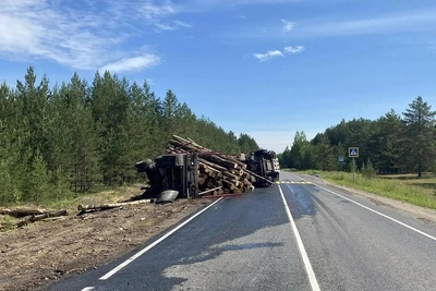 Опрокидывание лесовоза на трассе в Архангельской области
