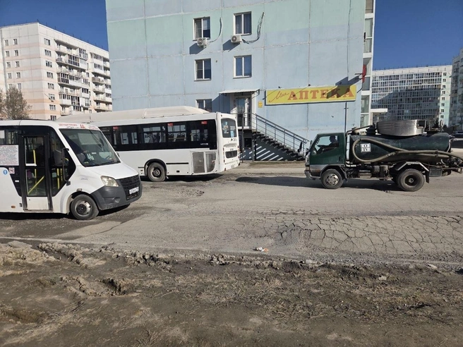 Автомобили объезжают яму по встречной полосе | Источник: Елизавета Шаталова / NGS.RU