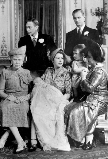 Георг VI, герцог Эдинбургский, королева Мария, принцесса Елизавета с принцессой Анной на руках, принц Чарльз и королева Елизавета, 21 ноября 1950