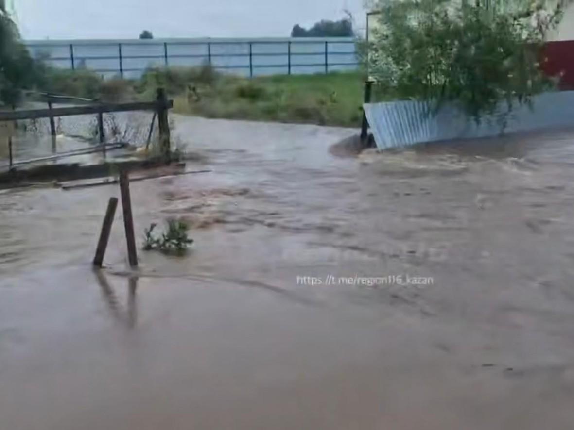Бурный поток воды топит дороги и рушит постройки: в Татарстан пришел мегаливень