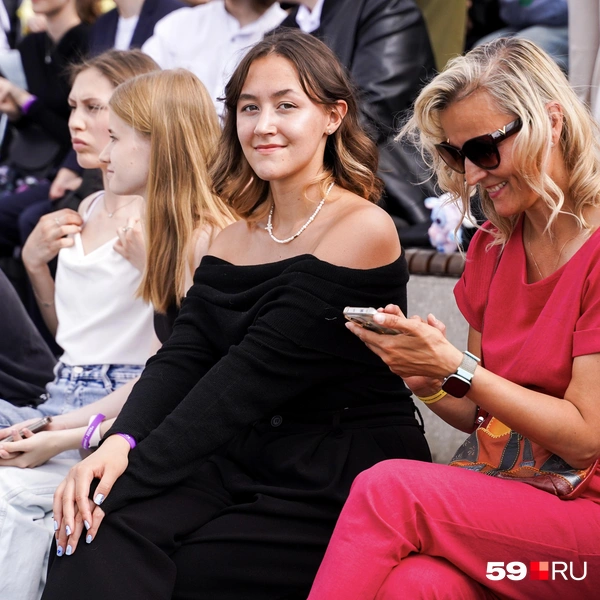 Мы заметили даже платье с голыми плечами | Источник: Репсиме Зурнаджян / 59.RU