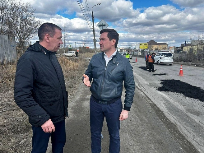 Заменить асфальт на разбитой дороге мэр поручил в начале апреля | Источник: Алексей Лошкин / Telegram