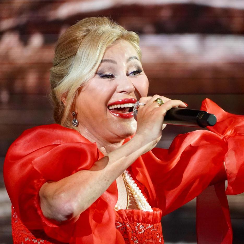 «На катафалке в день свадьбы кататься и икру черную тазиками жрать»: Вика Цыганова жестко раскритиковала Константина Богомолова