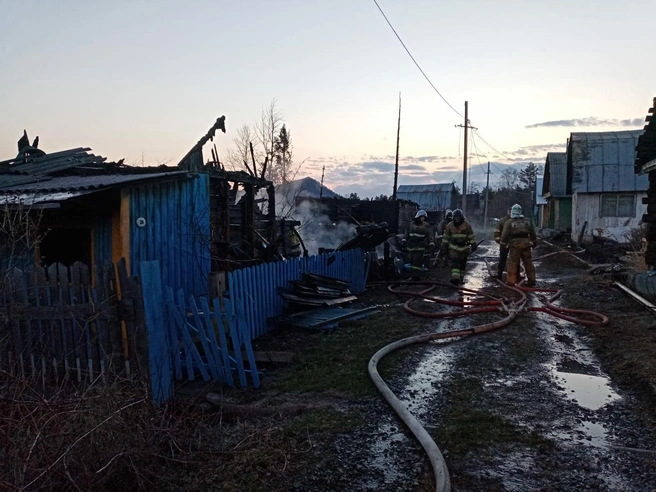 Пожар мог начаться с печки в одном из домов | Источник: 1 Пожарно-спасательный отряд, Златоуст / Vk.com