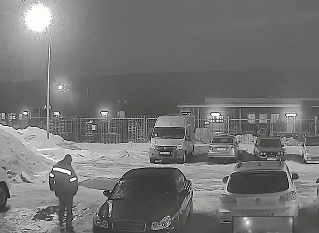 В Рязани камера засняла мужчину, разбившего дверь в ЖК «Метропарк» | ya62.ru