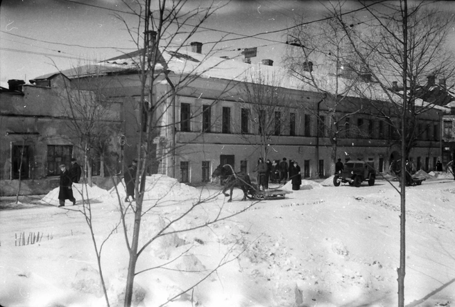 По улице Ушинского когда-то катались на санях, а сейчас здесь пробки | Источник: Виктор Латышев / Музей Боевой и Трудовой Славы средней школы № 36