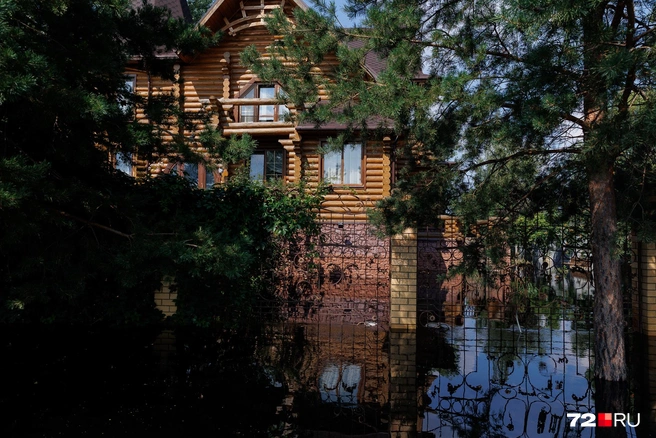 Этот дом полностью окружен водой | Источник: Ирина Шарова / 72.RU