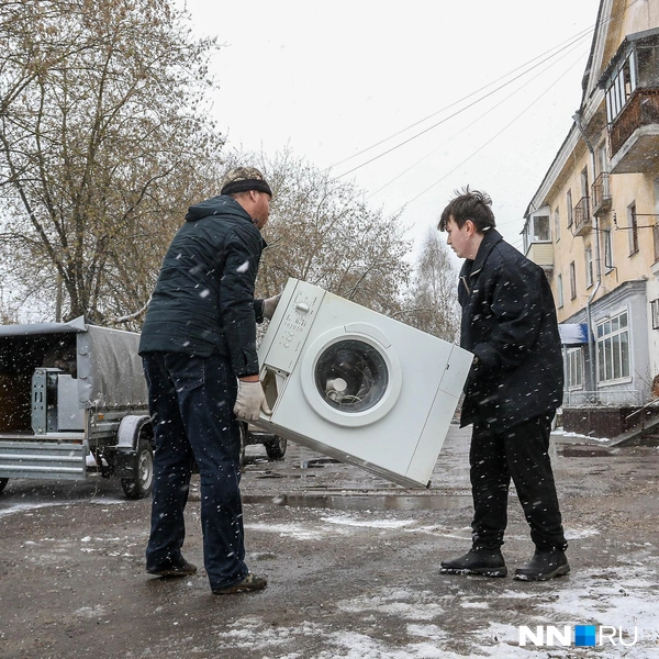 Люди забирали всё, что успеют | Источник: Наталья Бурухина / NN.RU