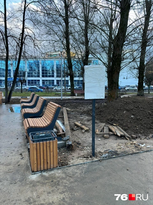 Появились новые скамейки, но на газонах насыпаны кучи земли и валяется мусор | Источник: читатель 76.RU