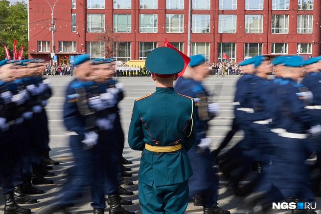 Парад, заметили те, кто собрался у ограждения, в этот раз не такой масштабный, как в прошлом году | Источник: Александр Ощепков / NGS.RU
