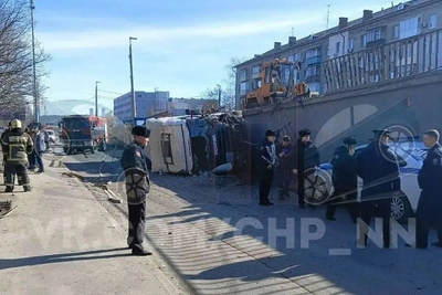 Фура пробила ограждение виадука и рухнула в Нижнем Новгороде