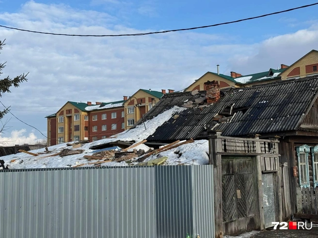 Части дома на крыше соседнего | Источник: Анастасия Малышкина 