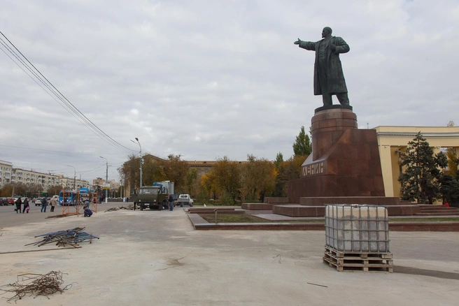 На скульптуре вождя мирового пролетариата сохранили патину | Источник: Константин Завриков / V1.RU