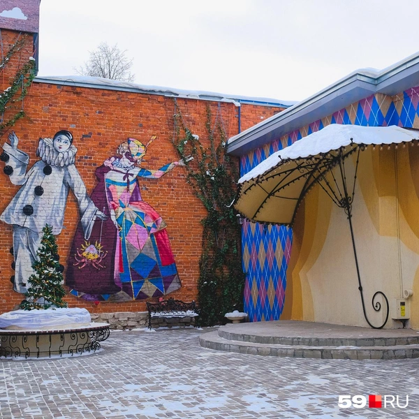 Рядом с фонтаном (на фото, сделанном весной, он еще закрыт) появятся столики, а под зонтиком — фортепиано | Источник: Тимофей Калмаков