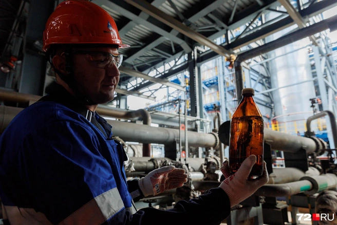 Ежедневно на производстве отбирают около сотни проб: только так можно добиться высокого качества выпускаемой продукции | Источник: Ирина Шарова / 72.RU