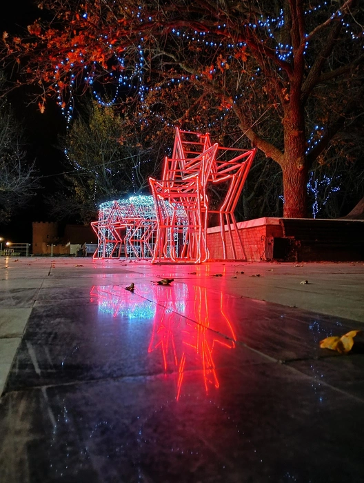 Территорию осветили гирляндами. Почти Новый год! | Источник: «Комсомольский район рулит» / Vk.com