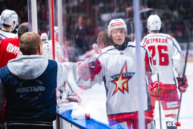 На 56-й минуте ижевчане воспользовались большинством — 3:2 | Источник: Евгений Вдовин / 161.RU