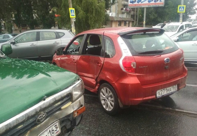 Удар пришелся в левую часть Datsun