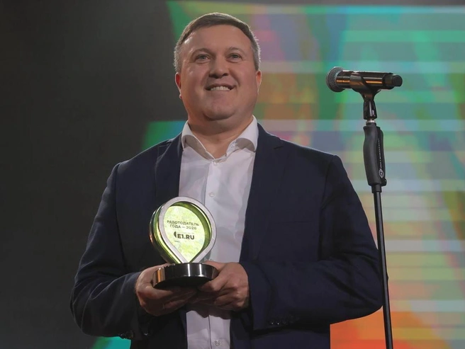 Он вручил приз в номинации «Работодатель года в Екатеринбурге». Им стал супермаркет «Кировский». Награду забрал коммерческий директор компании Евгений Стерлигов | Источник: Соня Радостина / E1.RU