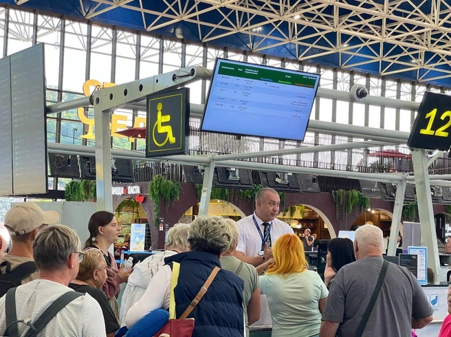 Восемь самолетов ушли на запасные аэродромы: вторые сутки работа аэропорта Сочи практически парализована | Источник: aeroaer/t.me