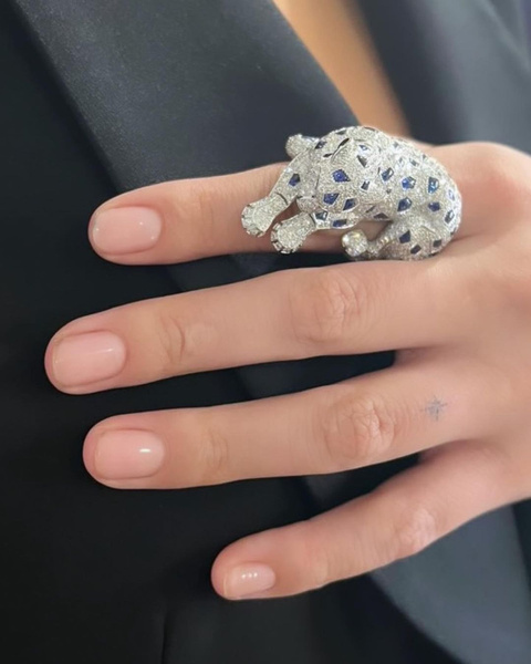 Идеальный нюд на короткие ногти: Селена Гомес показала нежный маникюр, который идет всем