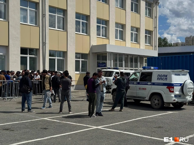 Полицейские прекрасно видят нелегальный базар, но ситуация не меняется | Источник: Алина Глинских / E1.RU